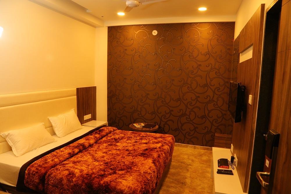 Hotel Lord Krishna Rohera Exterior photo